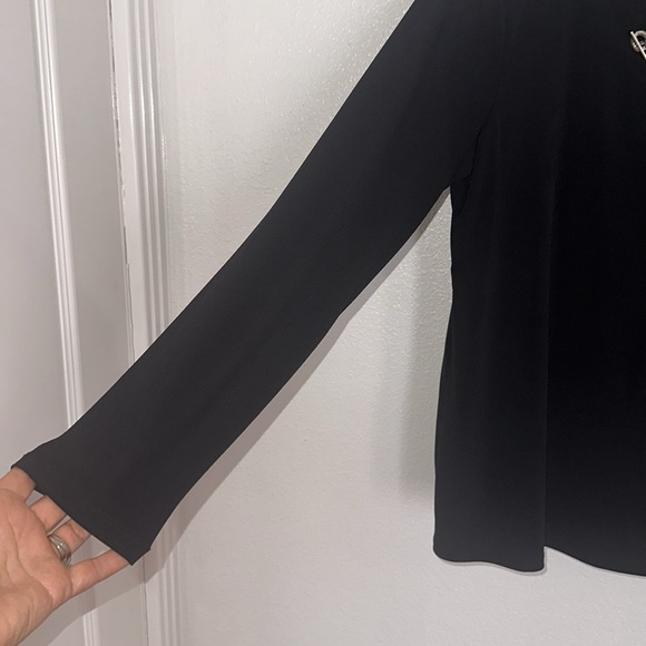 Black Tahari, medium blouse, silver chain design in front 95% polyester - Picture 4 of 8